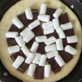 スキレットで簡単スイーツ チョコマシュマロピザ レシピ 作り方 By Aka Ru 楽天レシピ スキレットで簡単スイーツ チョコマシュマロピザ レシピ 作り方 By Aka Ru 楽天レシピ